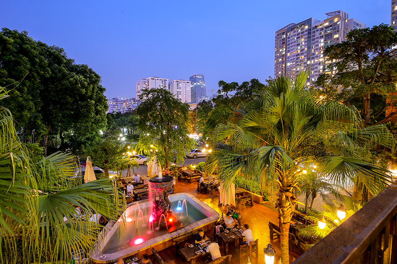 Những nhà hàng có thiết kế sân vườn đẹp tại Hà Nội