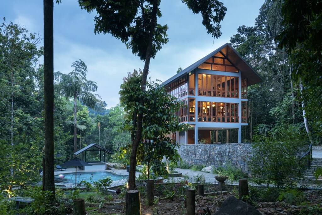 Sân vườn đẹp đơn giản tại Kithulgala Boutique Hotel, Sri Lanka